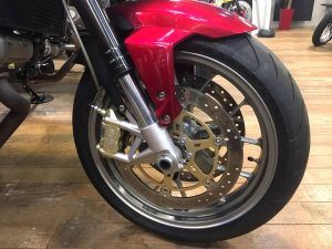 apriliaのバイクの前輪