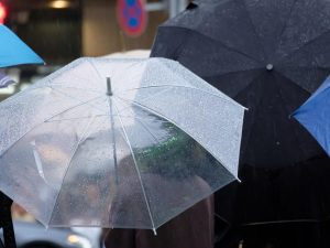雨の中傘をさす人